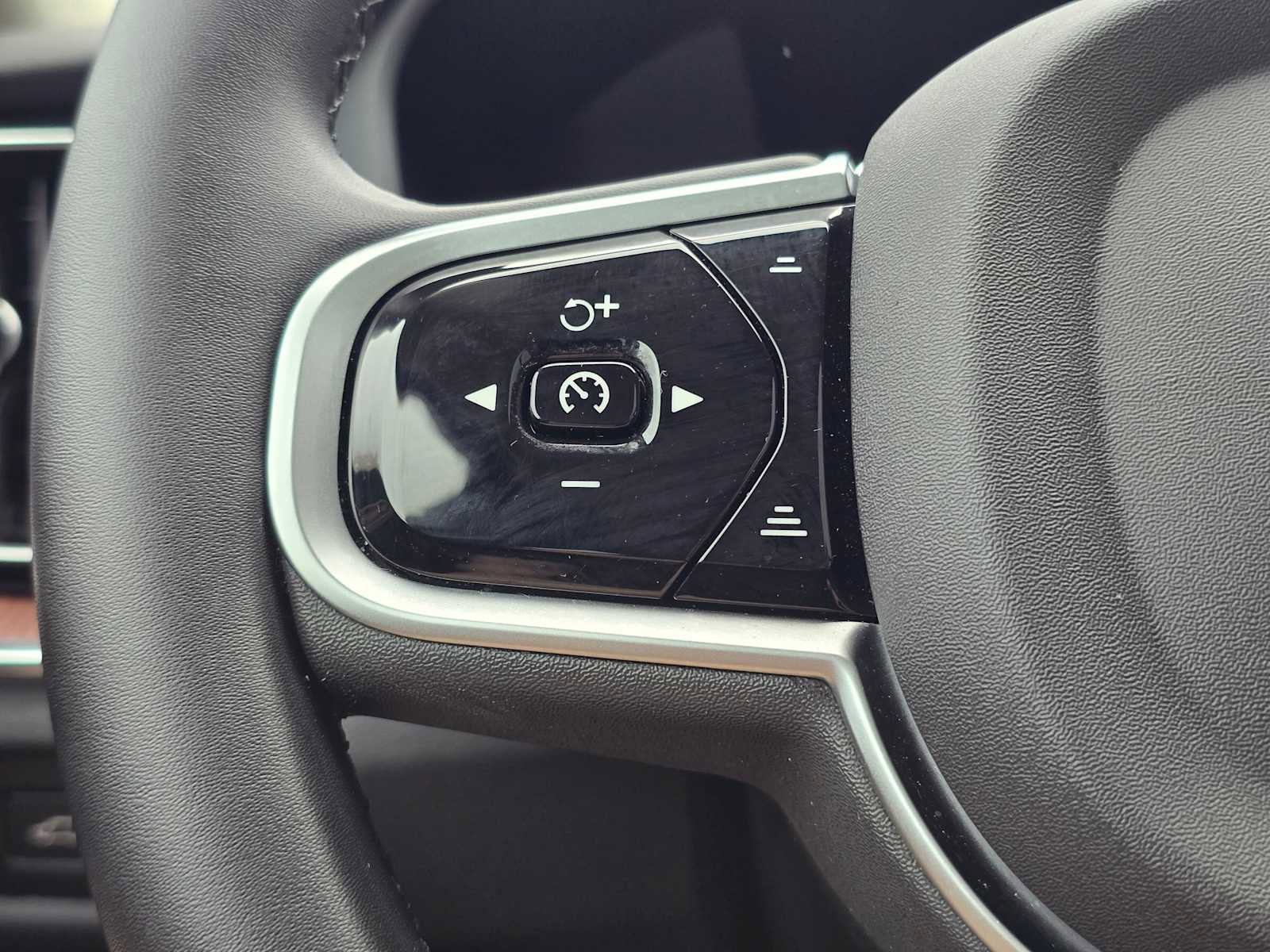 Certified 2025 Volvo V60 B5 Cross Country Plus image 32