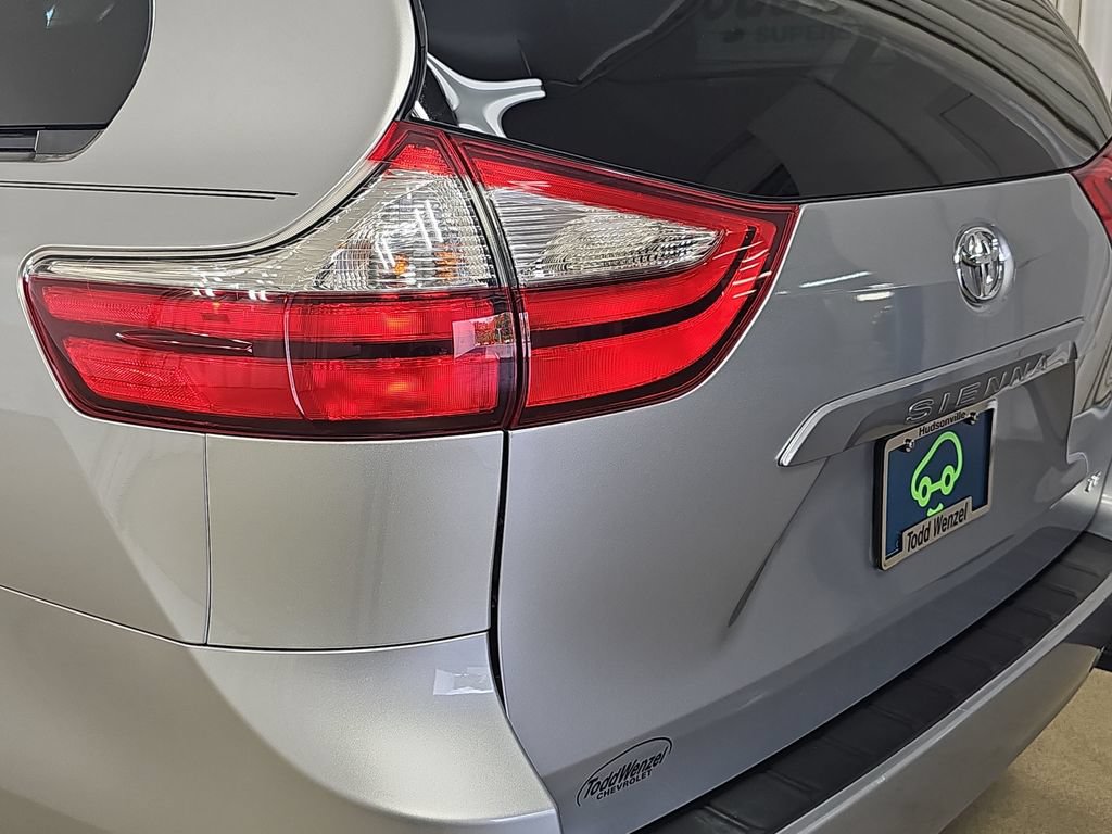 Used 2018 Toyota Sienna LE w/ Carpet Mat Package FWD image 39