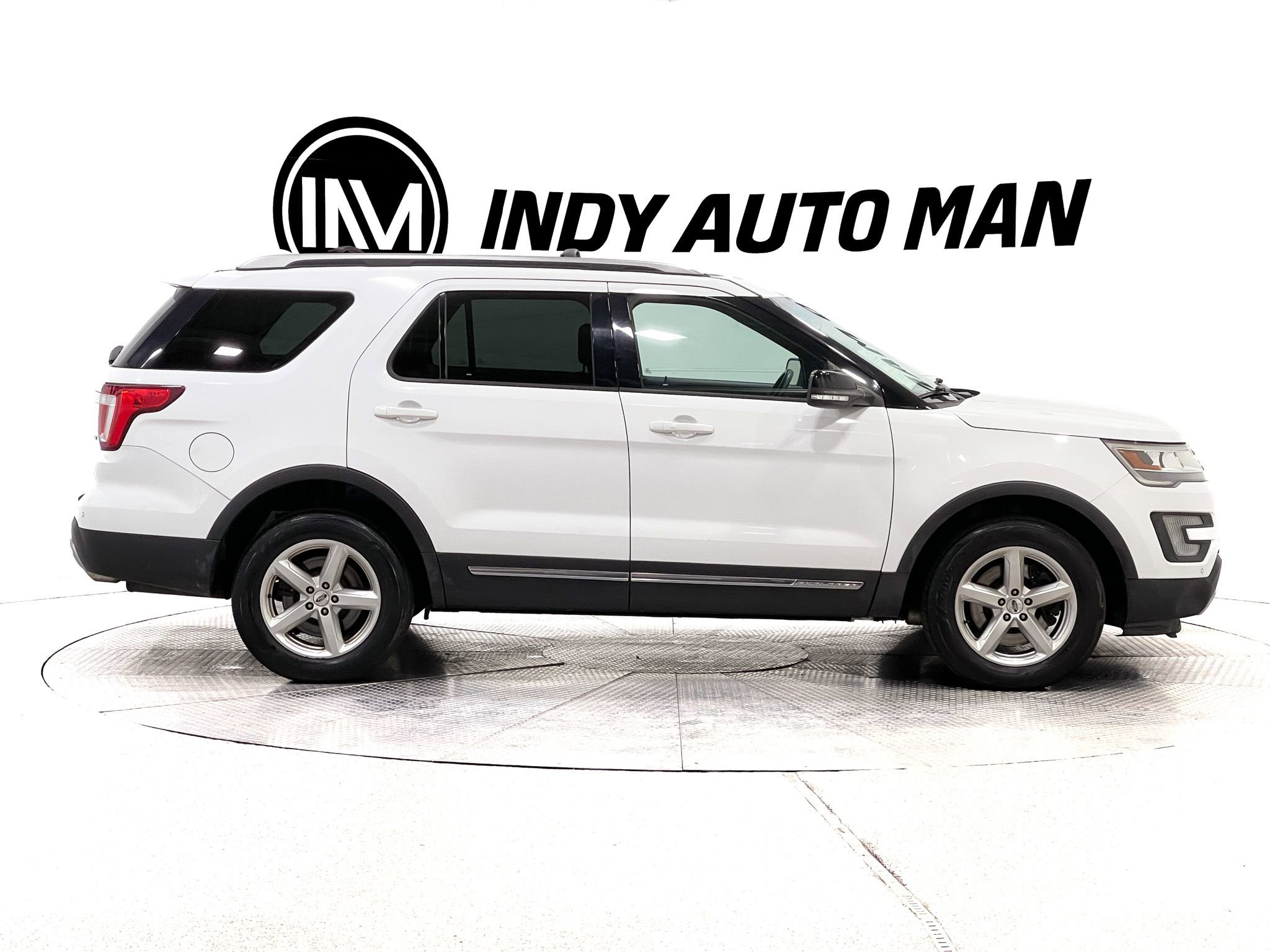 Used 2017 Ford Explorer XLT w/ Equipment Group 202A image 3