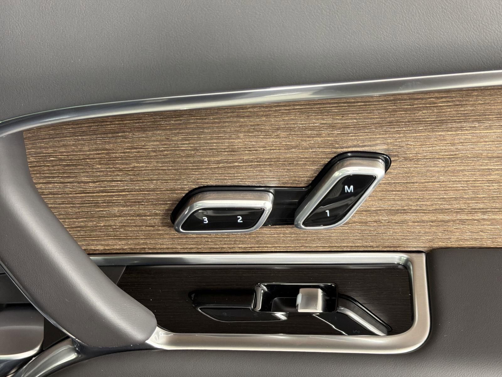 New 2026 Land Rover Range Rover Long Wheelbase SE image 33