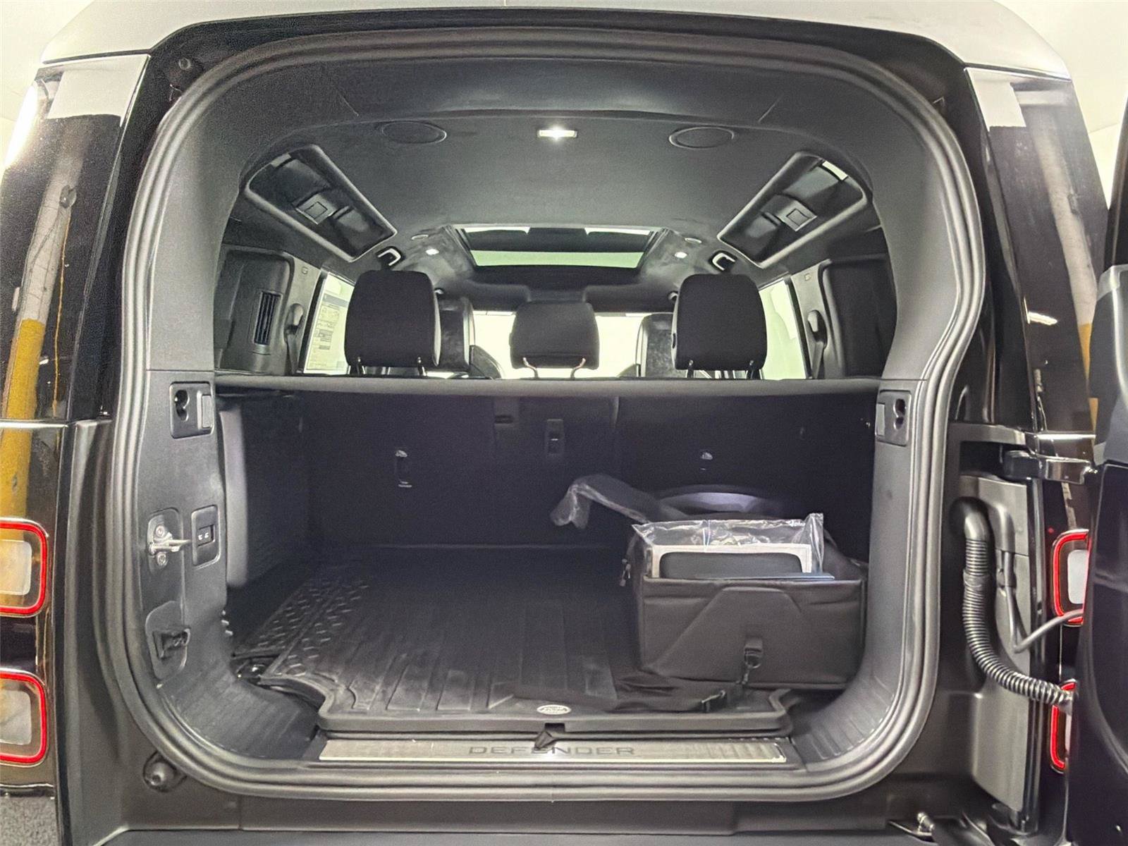 New 2026 Land Rover Defender 110 OCTA AWD/4WD image 28