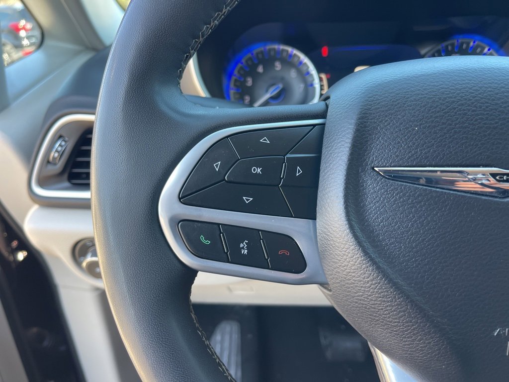 Used 2024 Chrysler Pacifica Touring-L image 16