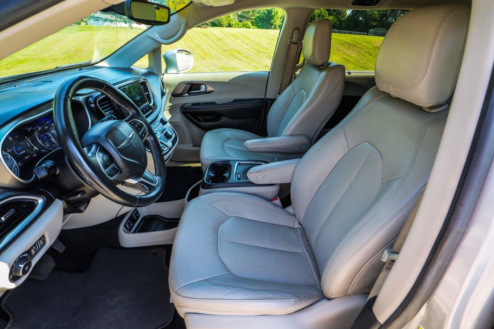Used 2021 Chrysler Pacifica Touring-L FWD image 38