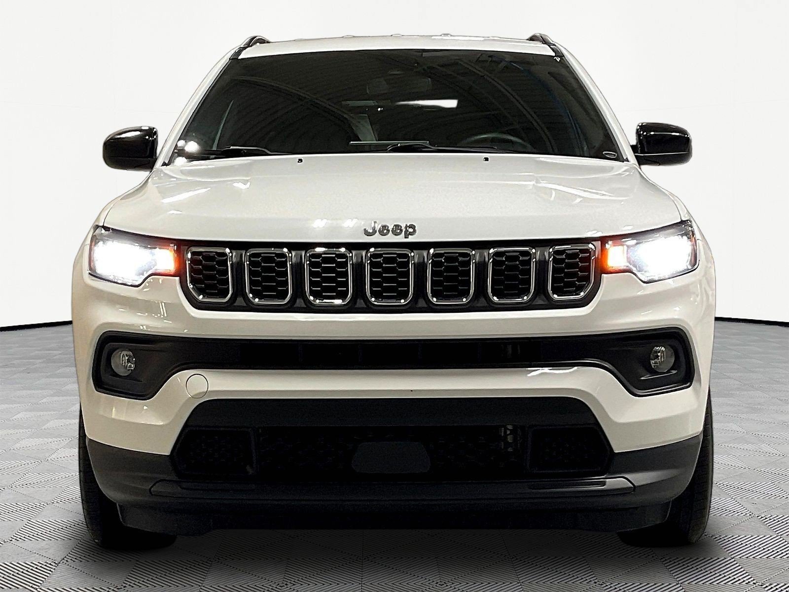 Used 2024 Jeep Compass Latitude AWD/4WD image 2