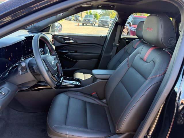 Used 2025 Chevrolet Trax RS w/ Sunroof Package FWD image 6
