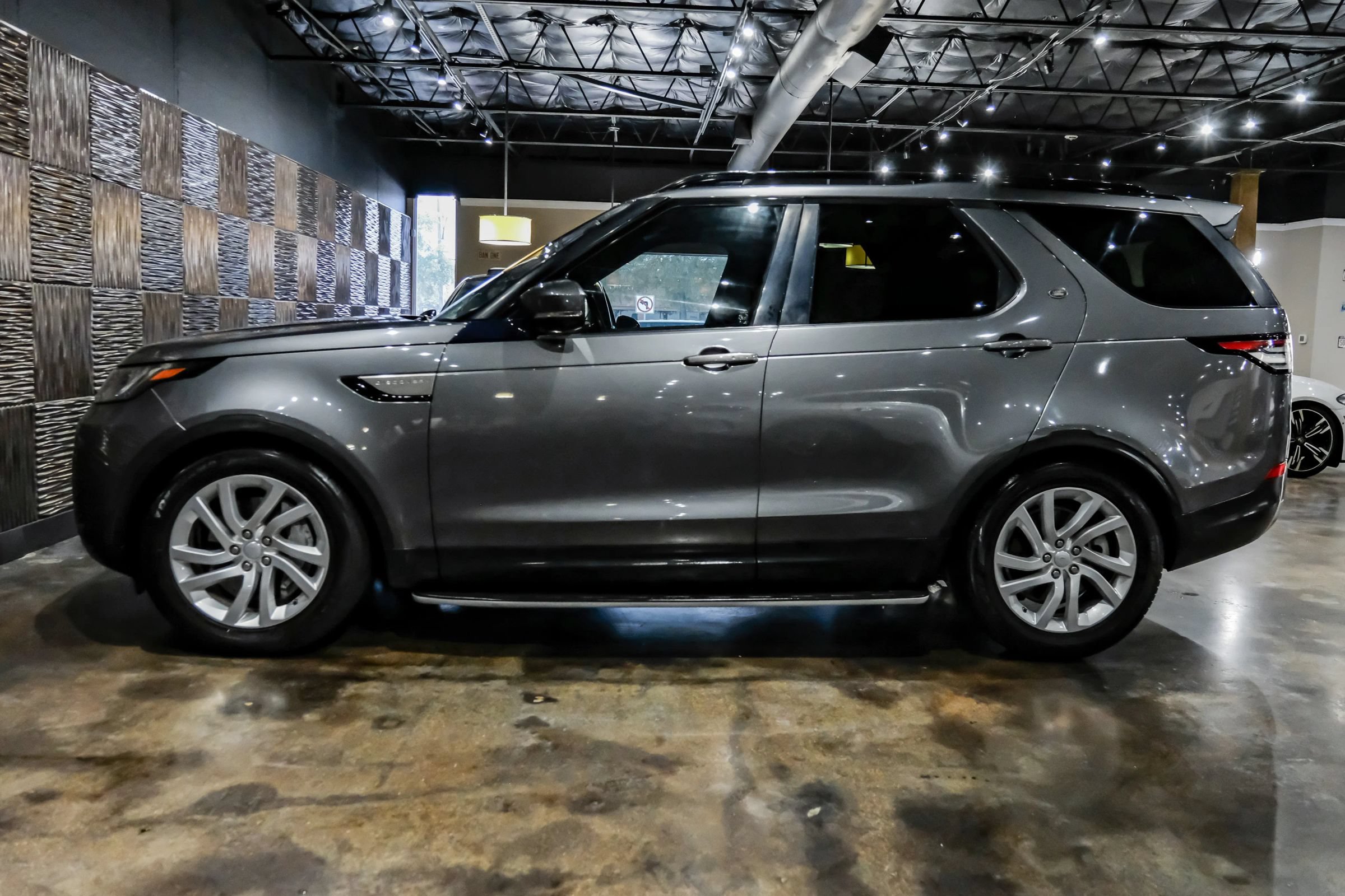 Used 2018 Land Rover Discovery SE AWD/4WD image 12