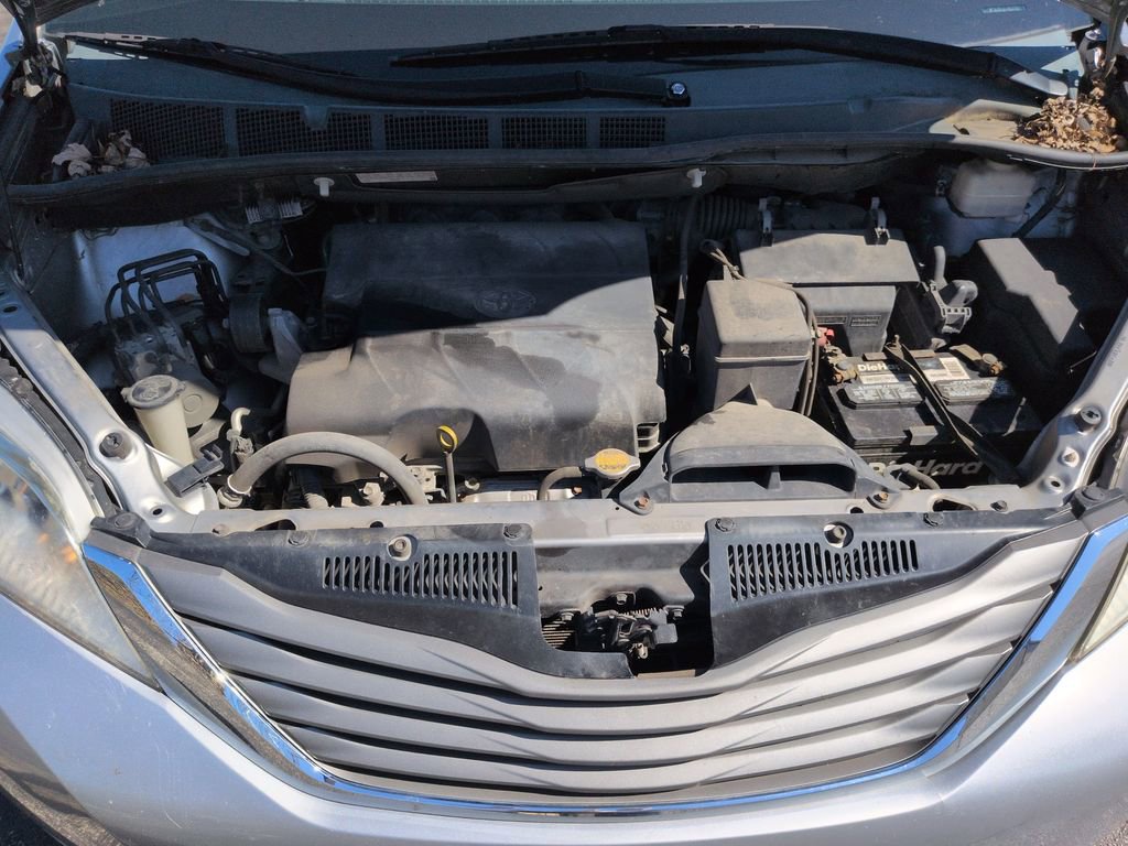 Used 2013 Toyota Sienna XLE image 22