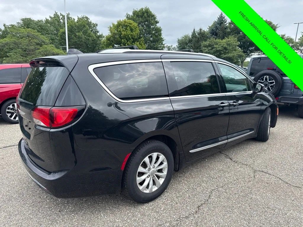 Used 2019 Chrysler Pacifica Touring-L FWD image 7