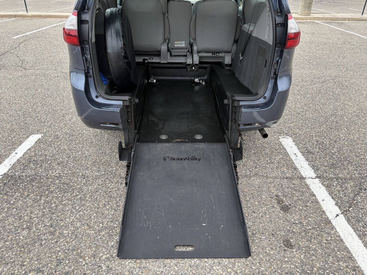 Used 2017 Toyota Sienna L FWD image 28