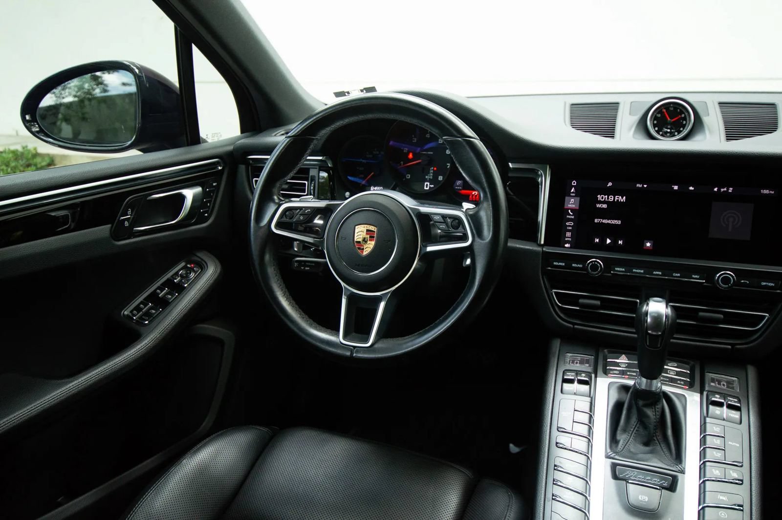 Used 2021 Porsche Macan w/ Premium Package Plus AWD/4WD image 36