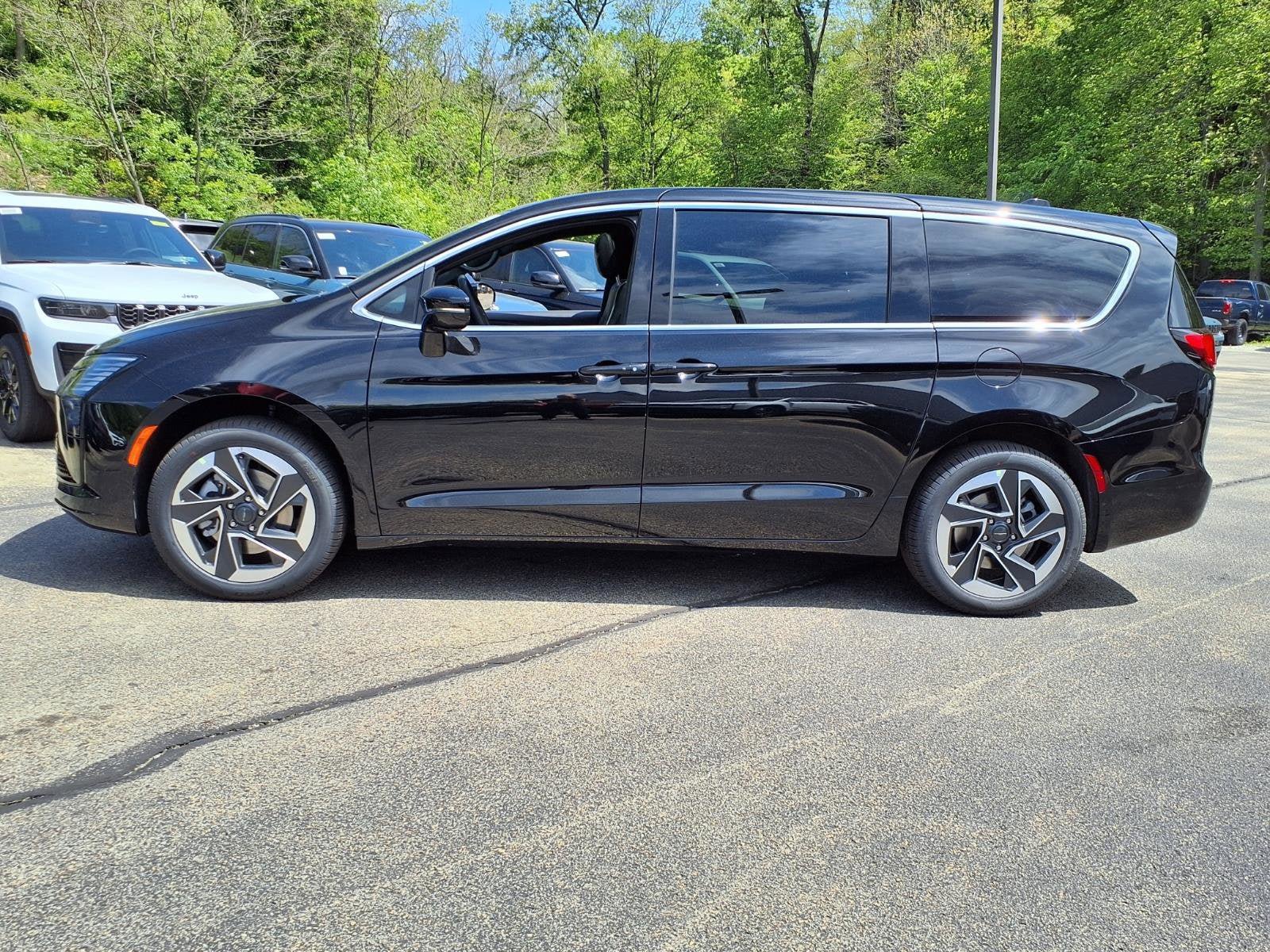 New 2027 Chrysler Pacifica Limited AWD/4WD image 2