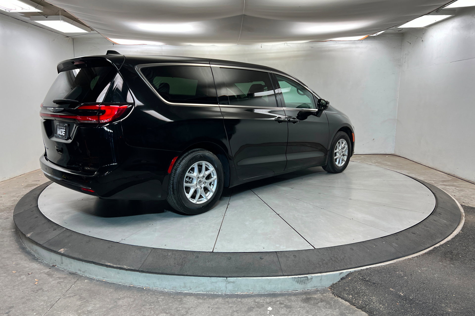 Used 2024 Chrysler Pacifica Touring-L FWD image 5