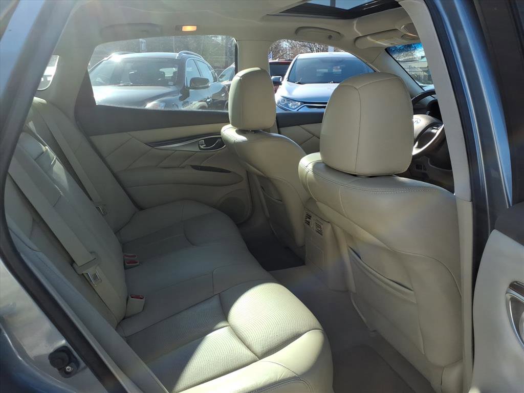 Used 2016 INFINITI Q70 3.7 image 35
