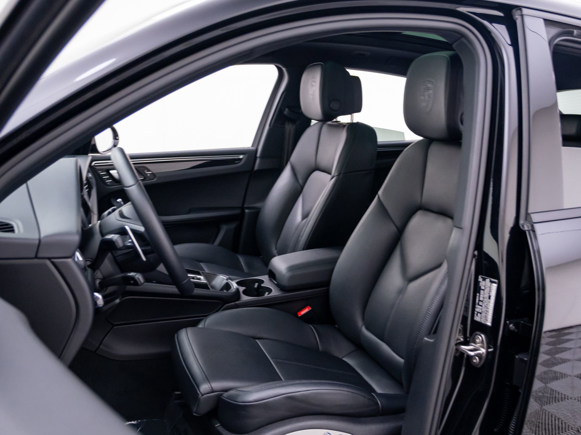 Certified 2025 Porsche Macan AWD/4WD image 5