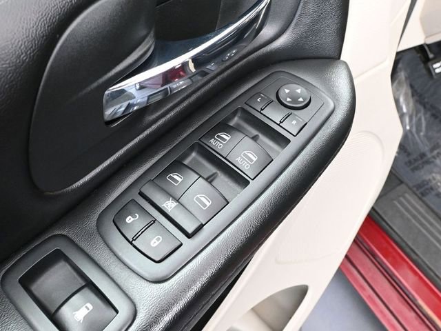 Used 2020 Dodge Grand Caravan SE w/ UConnect Hands-Free Group image 18