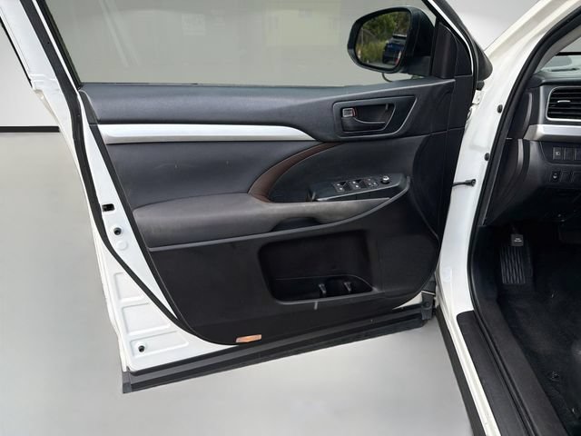 Used 2019 Toyota Highlander LE FWD image 22