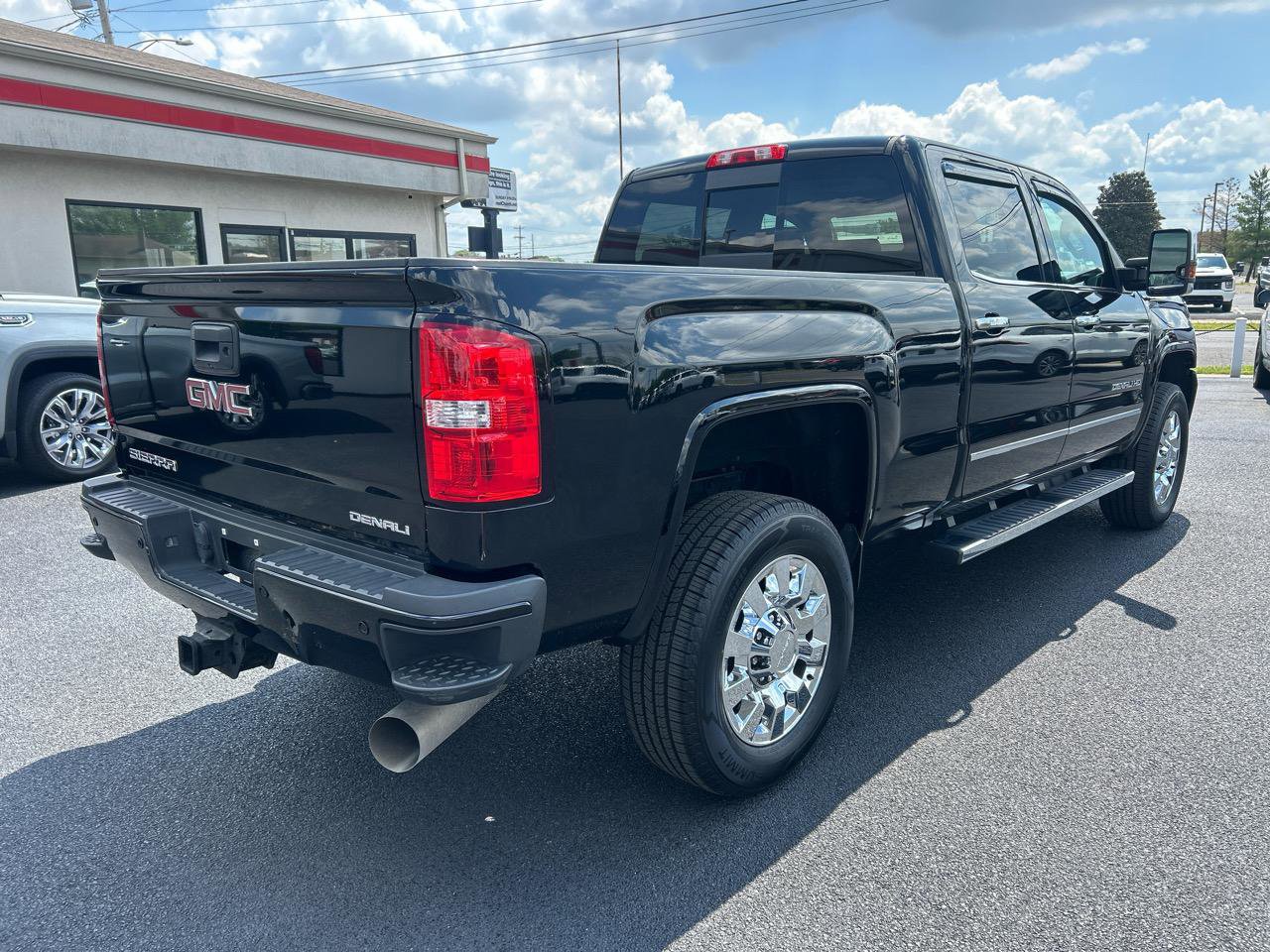 Used 2018 GMC Sierra 2500 Denali w/ Duramax Plus Package AWD/4WD image 5