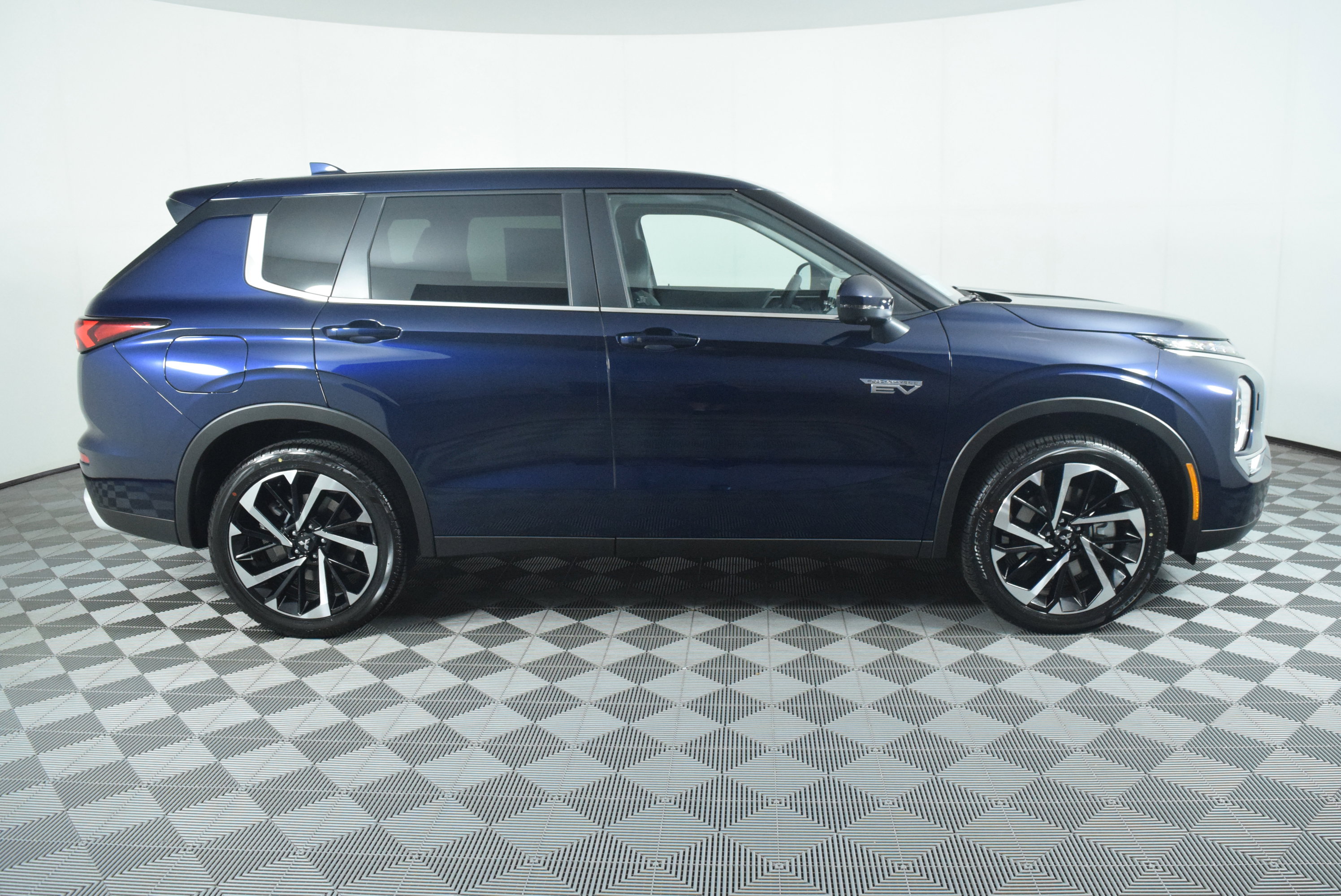 Used 2025 Mitsubishi Outlander SE image 5