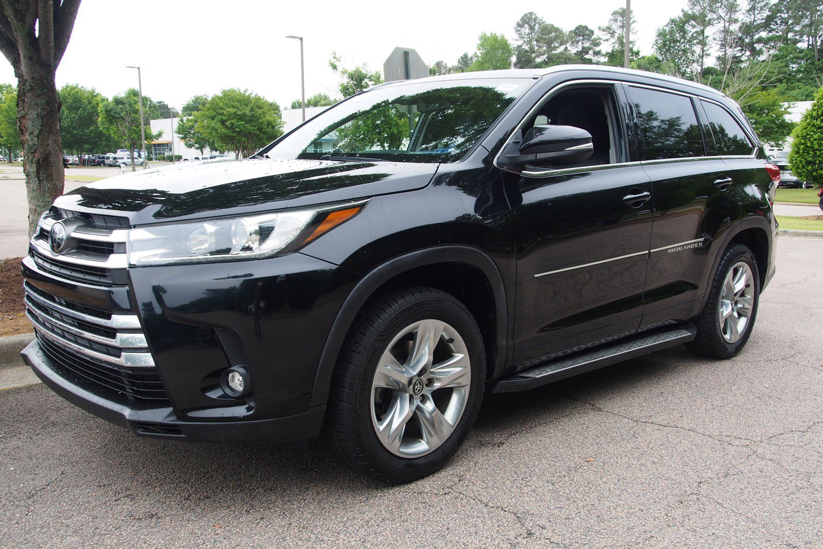 Used 2019 Toyota Highlander Limited FWD image 3