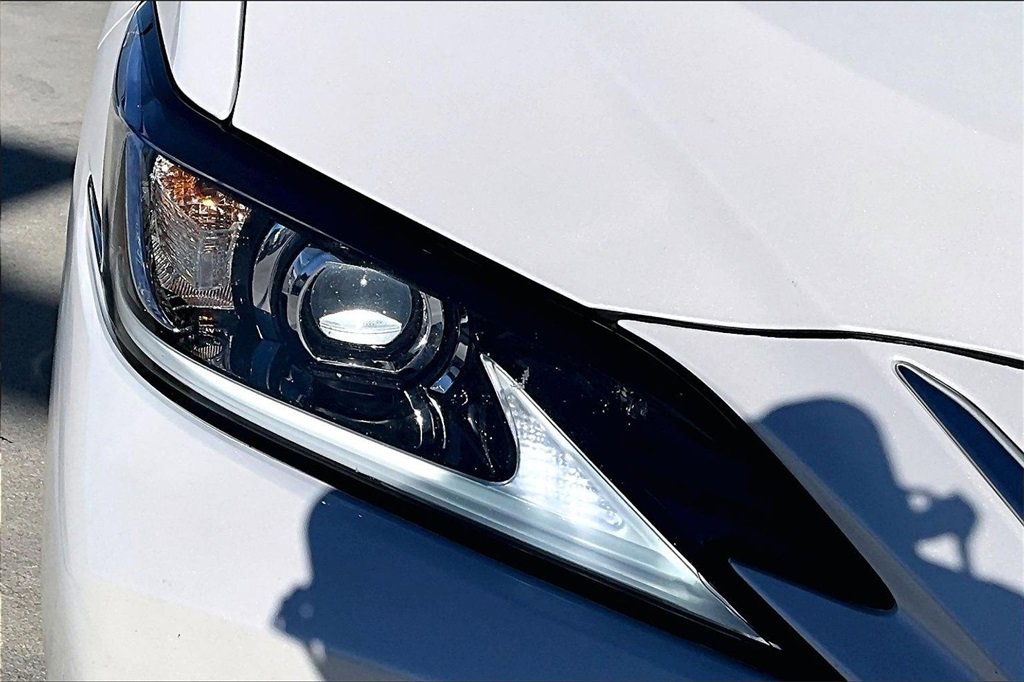 Used 2022 Lexus ES 300h w/ Premium Package image 30