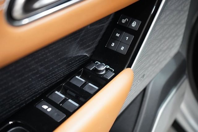 Used 2018 Land Rover Range Rover Velar R-Dynamic HSE image 19