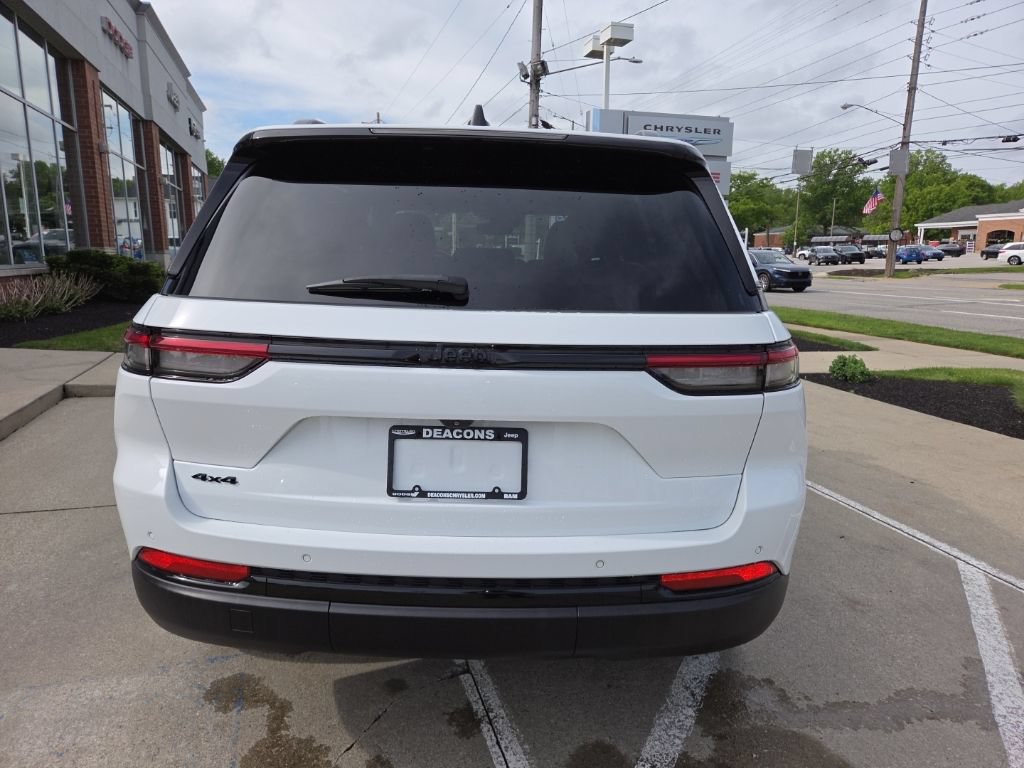 Used 2024 Jeep Grand Cherokee Altitude AWD/4WD image 10
