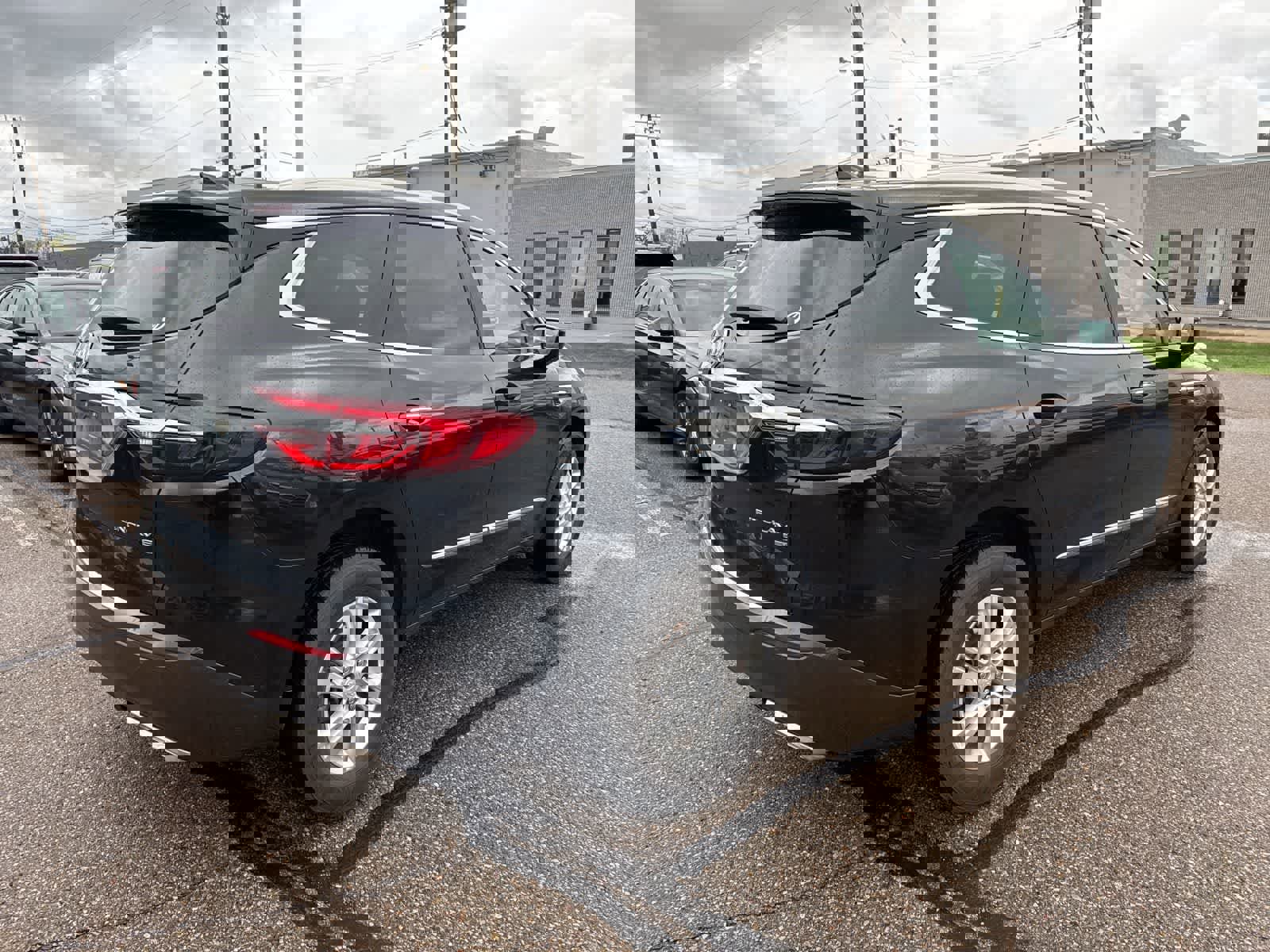 Used 2018 Buick Enclave Essence image 3