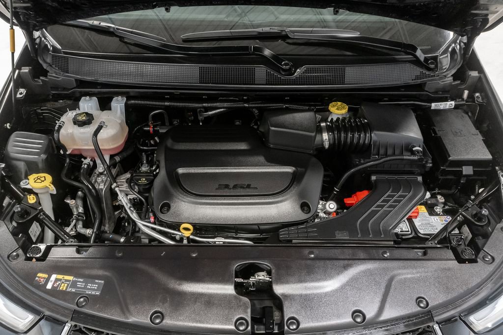 Used 2025 Chrysler Pacifica Select FWD image 3