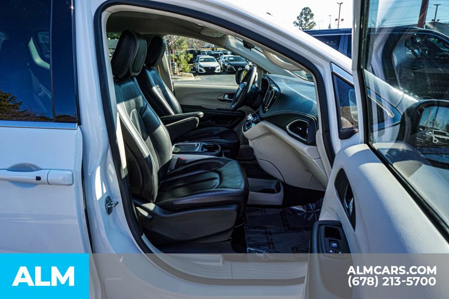 Used 2023 Chrysler Pacifica Touring-L image 25