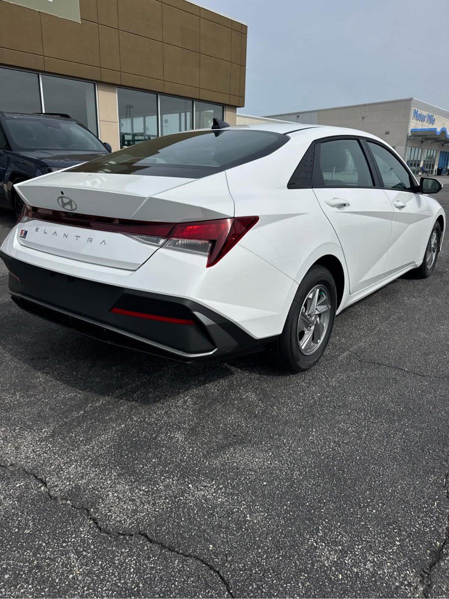 New 2026 Hyundai Elantra SE FWD image 13