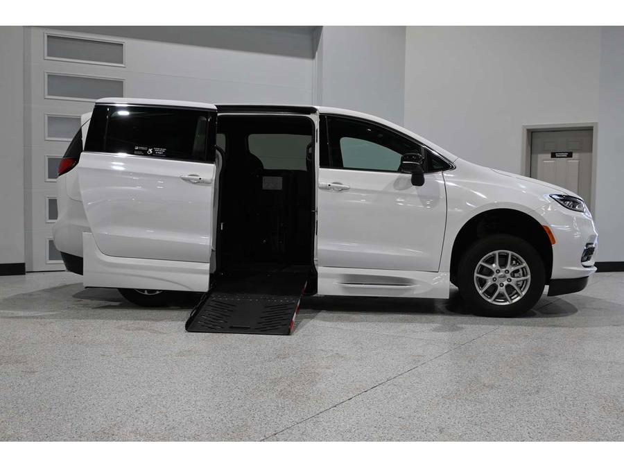 New 2024 Chrysler Pacifica Touring FWD image 17