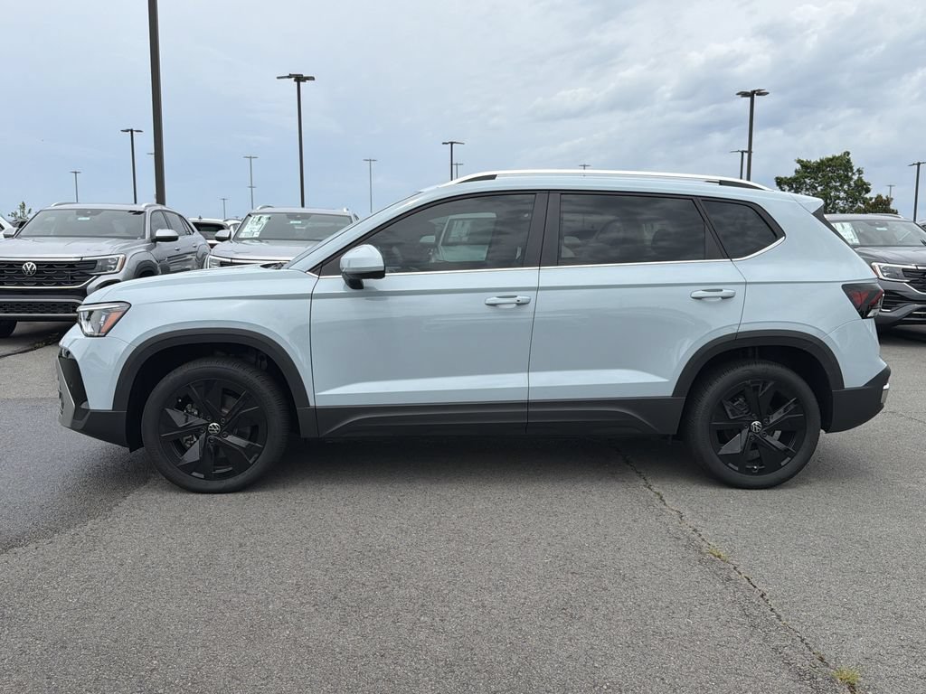 Used 2025 Volkswagen Taos SE FWD image 2
