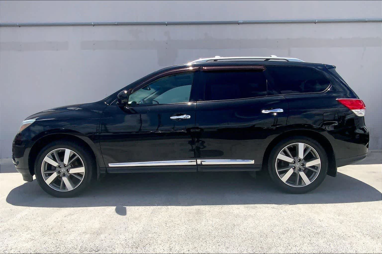 Used 2015 Nissan Pathfinder Platinum w/ Family Entertainment Package FWD image 3