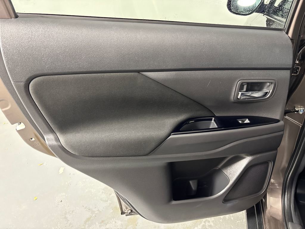 Used 2019 Mitsubishi Outlander ES image 28