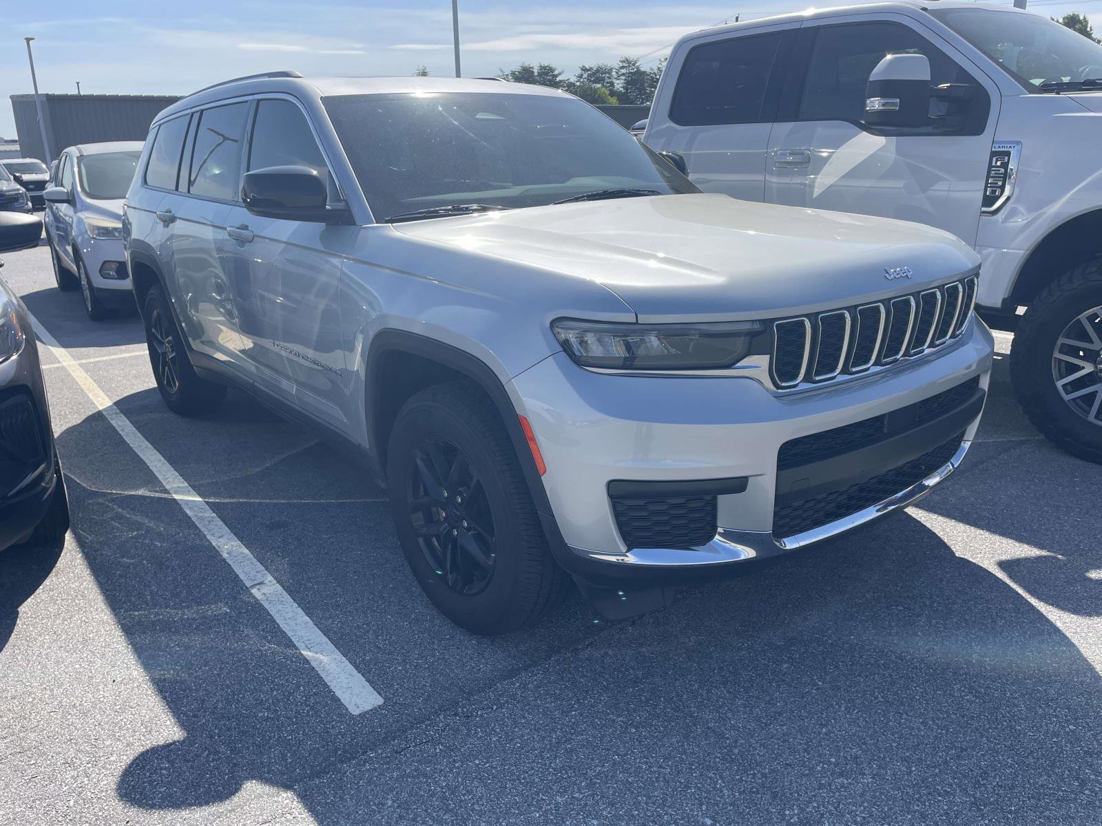 Used 2021 Jeep Grand Cherokee L Laredo w/ Luxury Tech Group I RWD image 2