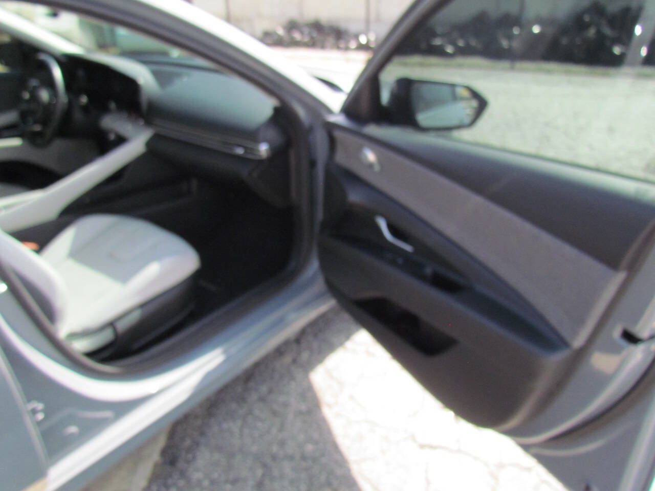 Used 2021 Hyundai Elantra Limited image 16