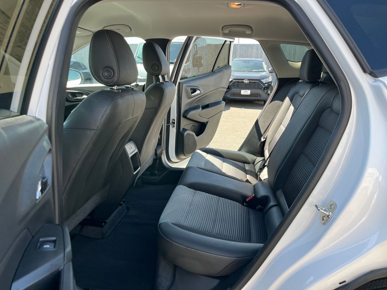Used 2025 Chevrolet Trax LT w/ LT Convenience Package FWD image 26