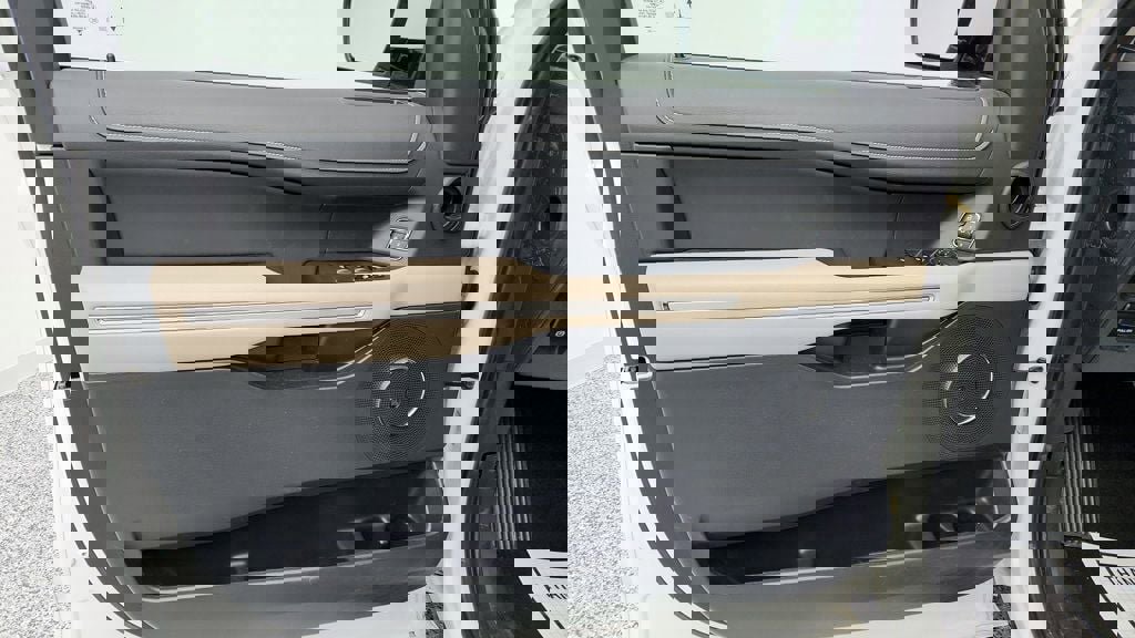 Used 2023 Ford Expedition Limited image 11