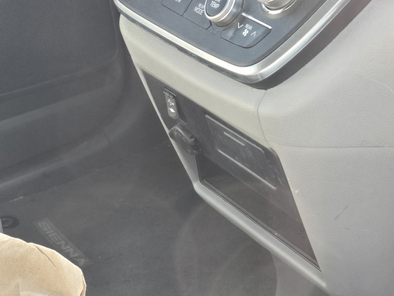 Used 2017 Toyota Sienna LE FWD image 18