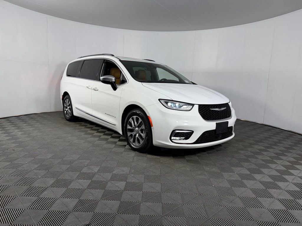 Used 2023 Chrysler Pacifica Pinnacle FWD image 12