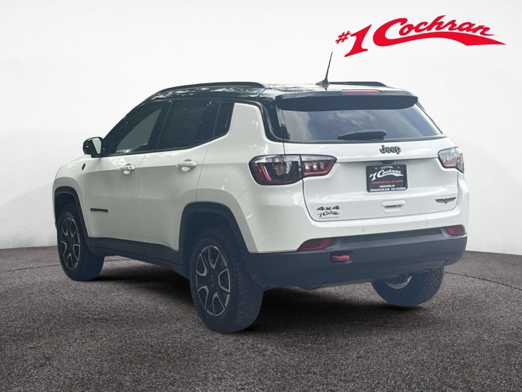 Used 2024 Jeep Compass Trailhawk AWD/4WD image 9