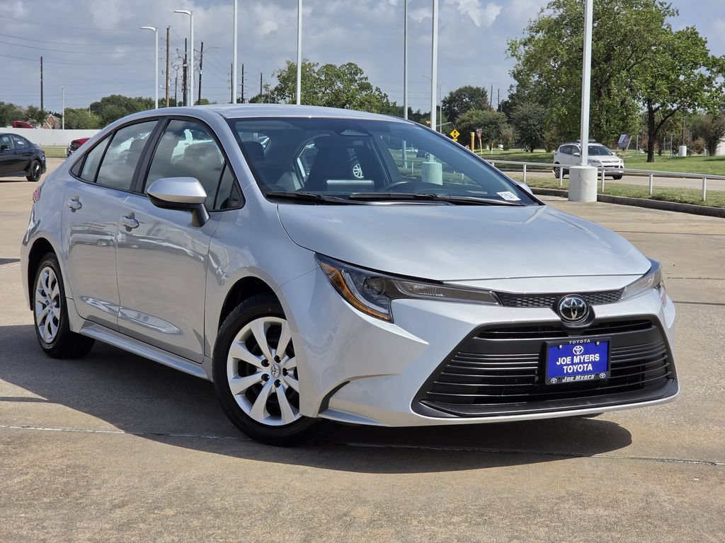 Used 2025 Toyota Corolla LE FWD image 2