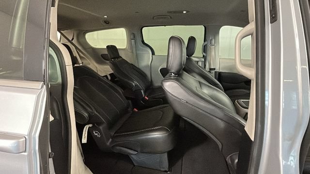 Used 2024 Chrysler Pacifica Touring-L FWD image 29