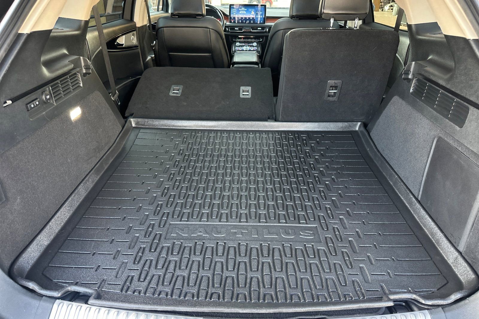 Used 2022 Lincoln Nautilus Reserve w/ Equipment Group 202A image 14