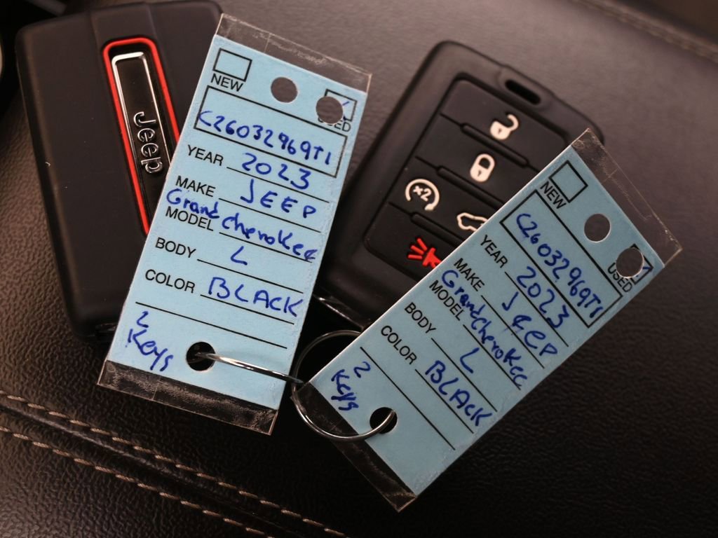 Used 2023 Jeep Grand Cherokee L Laredo image 27