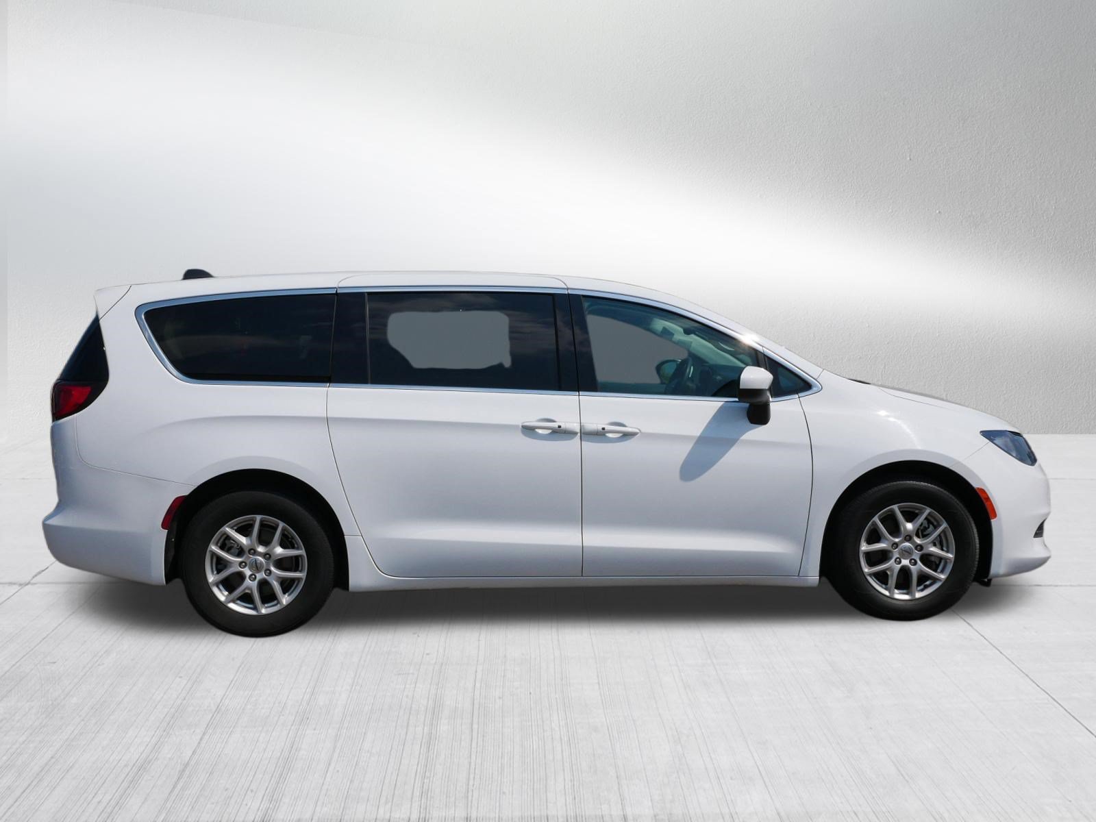 Used 2023 Chrysler Voyager LX FWD image 8