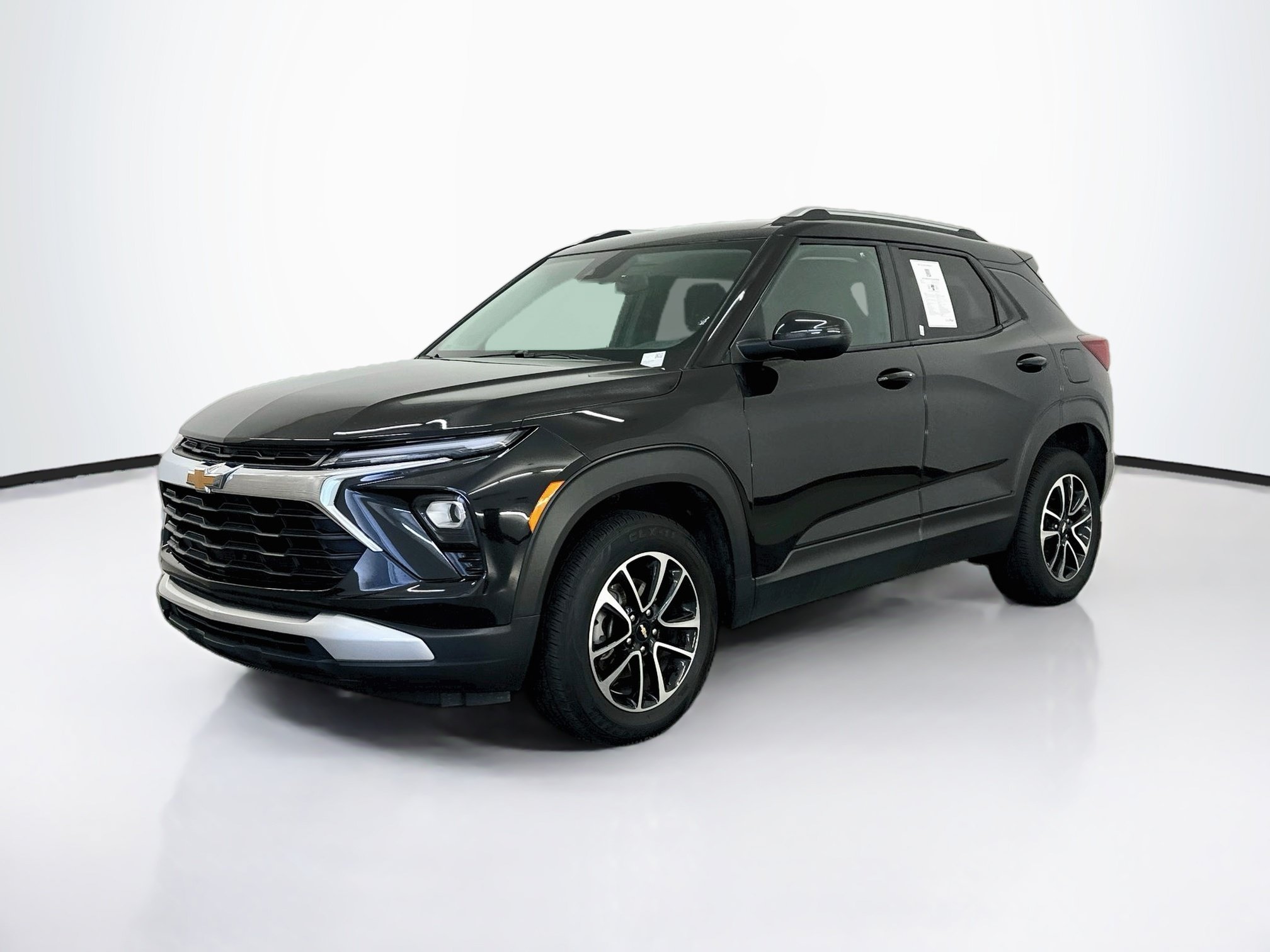 Used 2025 Chevrolet TrailBlazer LT AWD/4WD image 3