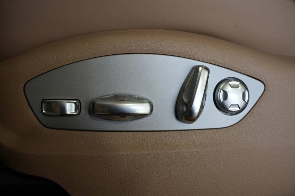 Certified 2025 Porsche Macan AWD/4WD image 33