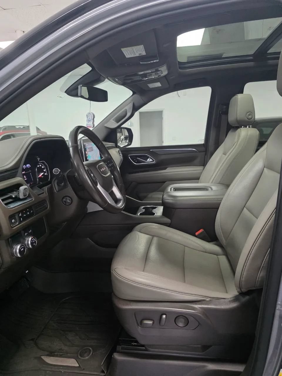 Used 2021 GMC Yukon SLT w/ SLT Premium Package RWD image 16