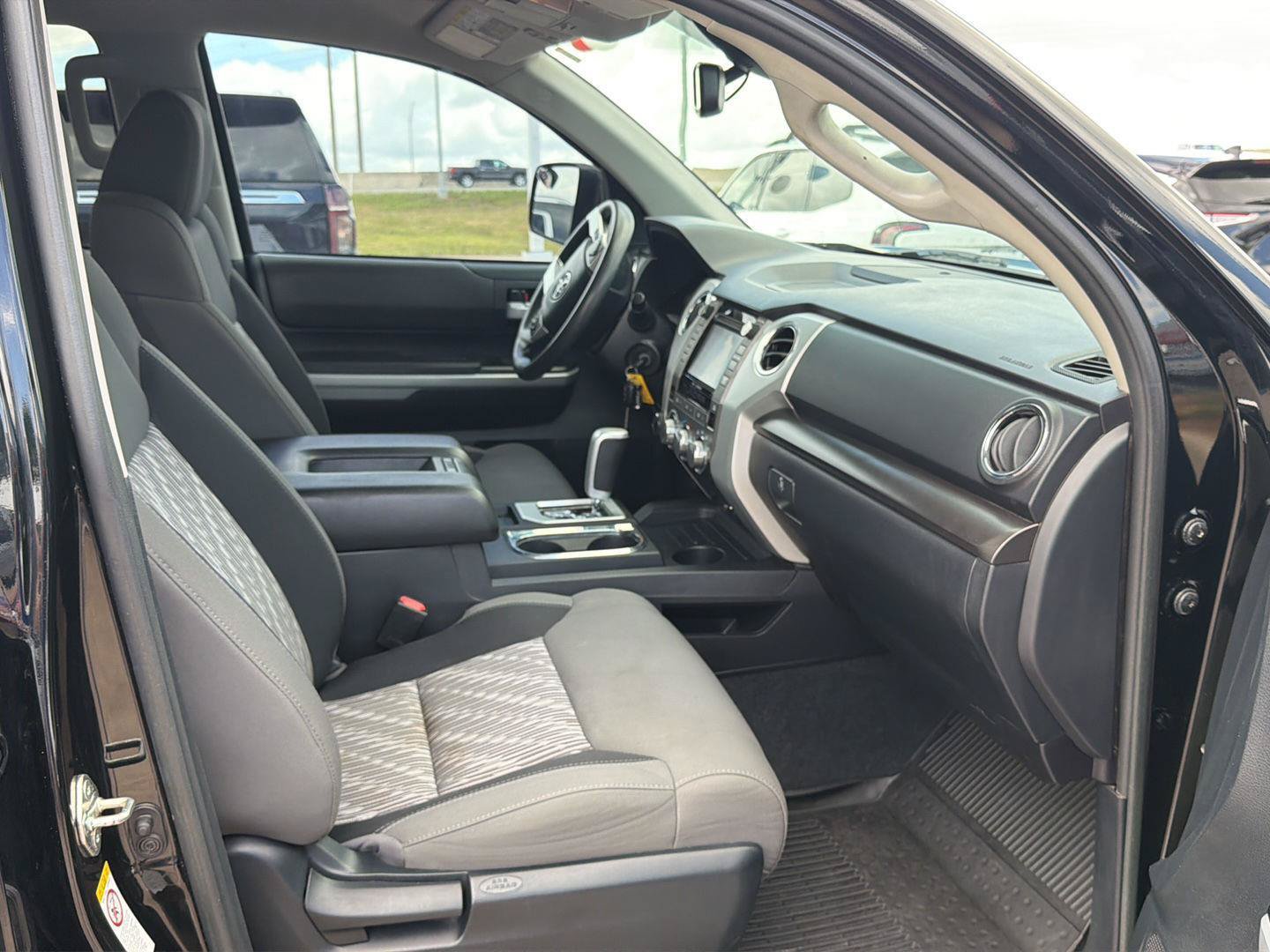 Used 2018 Toyota Tundra SR5 w/ SR5 Upgrade Package AWD/4WD image 17